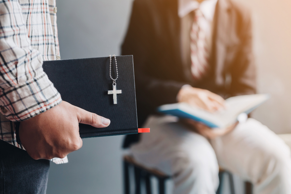 Sacerdote che solleva la coppa col vino durante la funzione